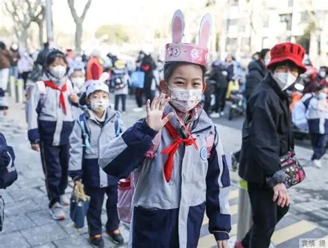 学校停课了，闲不住的日本学生们上街玩去了