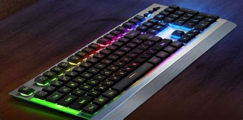机械键盘怎么调彩色灯光