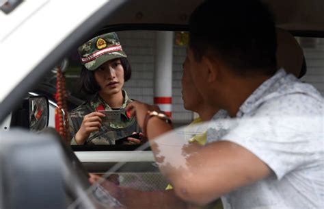 中缅边境缉毒的95后女武警 工作强度与男兵一样_手机凤凰网