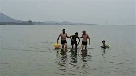 湖南丨不要野泳！男子散步时野泳，被湍急的水流冲走了……_救援_情况_下水