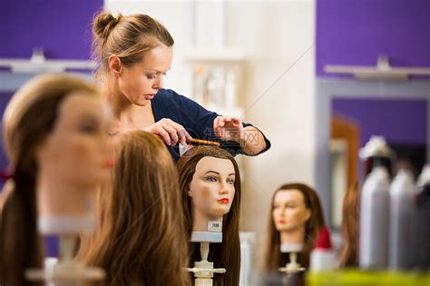 漂亮女性理发师美容学徒学生发型师沙龙头发女孩顾客造型师商业发型设计客户成年人高清图片下载-正版图片321878682-摄图网