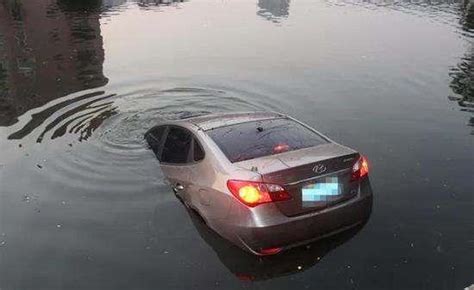 汽车落水如何自救,保持镇静很重要-皮卡中国
