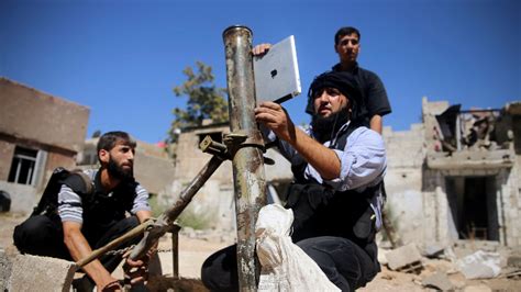 叙利亚土造武器称雄，煤气罐弹弓威力大，使用者也心惊肉跳|武器|叙利亚|弹弓_新浪新闻