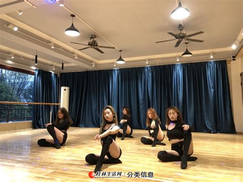 舞蹈培训班招生宣传海报_站长素材