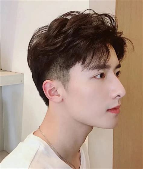 纹理烫中长发图片