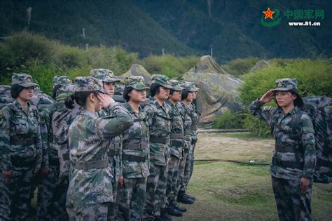 帕米尔高原女兵首次参加空中巡逻 往返千余公里_凤凰网