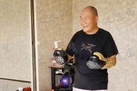 59岁歌手谢东近照曝光，光头出镜与妻子练拳击，与年轻时判若两人_凤凰网