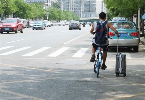 一名男骑自行车的人骑着公路自行车沿着铺好的山路骑行背高清图片下载-正版图片503514247-摄图网