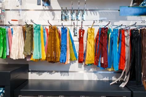 在纺织店的货架上展示缝纫商店的服装选择在纺织店的货架上展示彩色拉链没有人高清图片下载-正版图片302598054-摄图网
