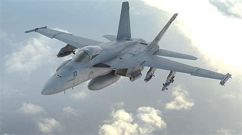 传美军F18战机穿越台北上空，台空军“郑重驳斥”称“假讯息”_凤凰网视频_凤凰网