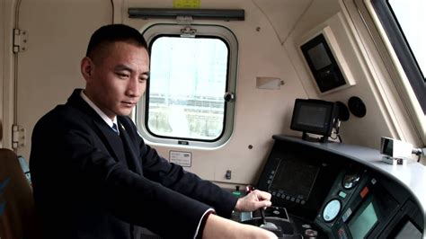 湖北襄阳：整备机车助力运输-人民图片网