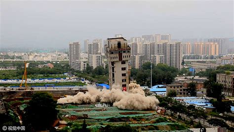 郑州电缆厂85米交联立塔成功爆破 曾是西郊标志性建筑之一
