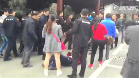 重庆一景区工作人员群殴游客：打人者已被开除_腾讯视频