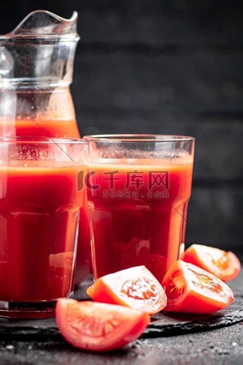石板上的番茄汁。饮料/饮品草莓汁高清摄影大图-千库网