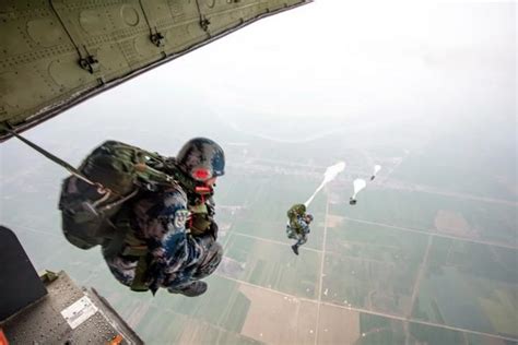 牵手跳伞的朋友们图片-在空中围在一起的跳伞运动员素材-高清图片-摄影照片-寻图免费打包下载
