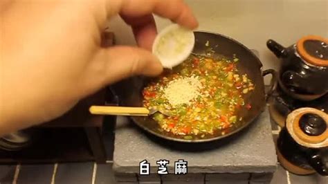 迷你小厨房做饭小视频，自制双椒酱，做了一份铁板鸭肠