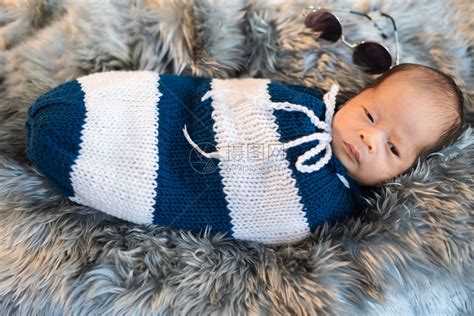新生的男婴在毛皮床巾上被包着高清图片下载-正版图片307069220-摄图网