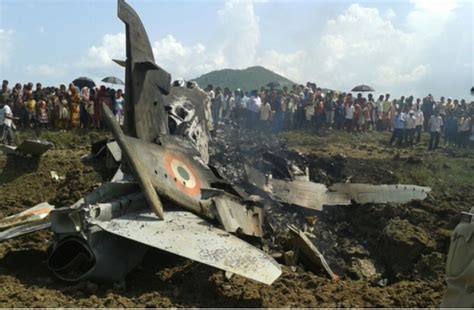 谁干的？印度2架战机坠毁，2团火球从天而降，当地村民扔泥巴灭火