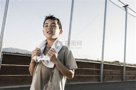 一个充满自信的男孩脖子上戴着毛巾经过了艰苦的练习准备高清图片下载-正版图片503510240-摄图网