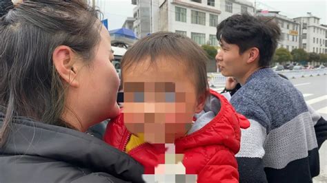 湖北一10岁小学生路上"捡到"2岁娃，她这么做救人一命_京报网