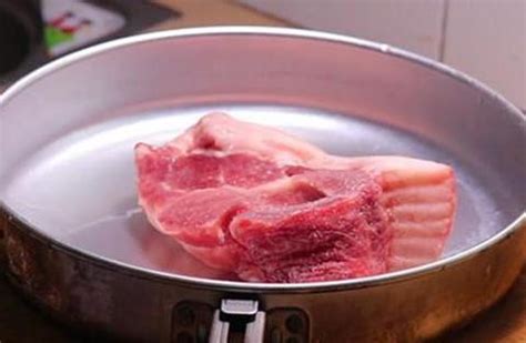 肉放在冰箱可以冷冻多久-新鲜猪肉放冰箱冷冻室可存放多长时间?
