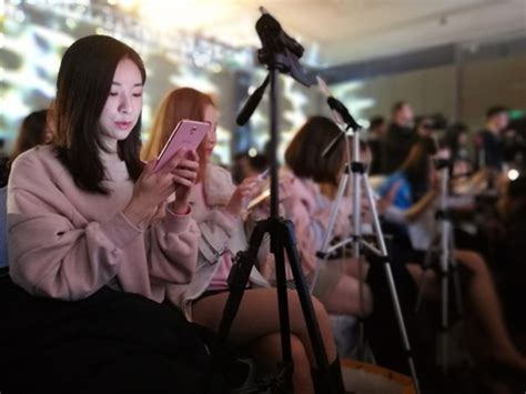 糖果手机冠名《耳畔中国》 亿元打造大型音乐竞唱综艺_凤凰时尚