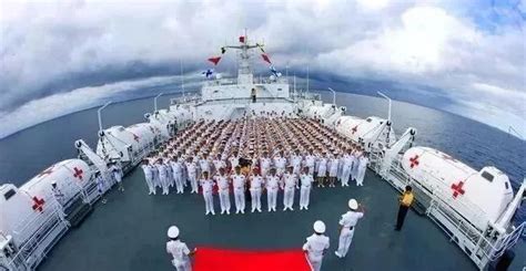 2016年，中美南海对峙，我军百艘舰艇齐出，美航母仓皇逃窜