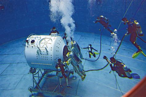 宇航员在NASA的中性浮力实验室进行水下训练。视频素材_ID:VCG42N1176861380-VCG.COM