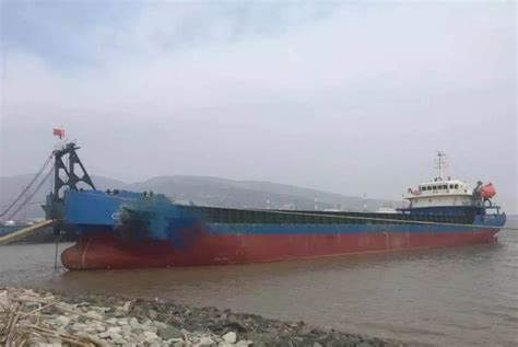 湖北宜昌：万吨货轮下水舾装-人民图片网