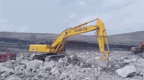 挖掘机工作表演视频：挖土机施工现场演示，教你如何开挖掘机_腾讯视频