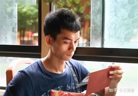 高考14次复读13年，唐尚珺未在规定时间前往上海交大报到_微博_表彰_通知书