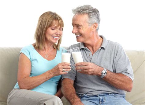 老年夫妇一起喝牛奶图片-喝牛奶的老年夫妇素材-高清图片-摄影照片-寻图免费打包下载