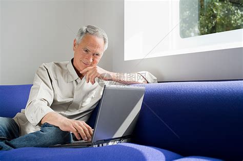 一个使用笔记本电脑的老人高清图片下载-正版图片501481554-摄图网