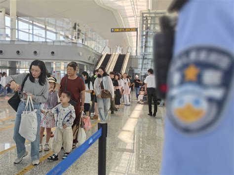 单月出入境查验超7万人次！宁波机场边检全力应对暑期客流高峰