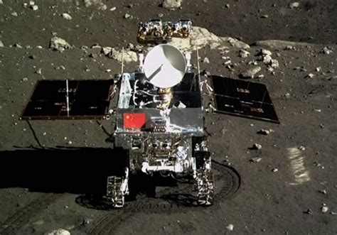 看！这是嫦娥五号落月后拍下的月面照片_采样