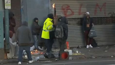 实拍美国费城街头露天毒品市场：瘾君子当街吸食针头垃圾遍地_腾讯视频