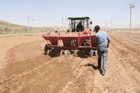 农业生产进入机械化为主导的新发展阶段 ——西吉县获评全国主要农作物生产全程机械化示范县 - 固原新闻网