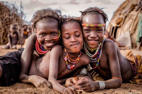 探索非洲最原始部落，女人一生不穿衣服不洗澡！