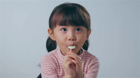 吃棒棒糖的小女孩视频素材_ID:VCG2217814320-VCG.COM