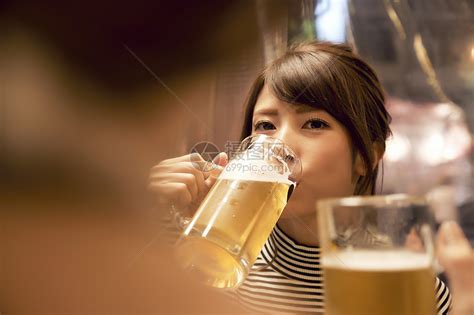酒馆外国女人和朋友喝啤酒高清图片下载-正版图片502162266-摄图网
