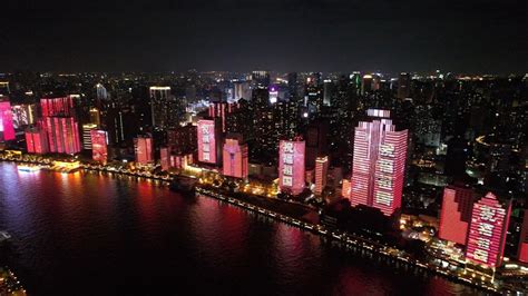 广州珠江北岸24栋建筑亮灯迎国庆，满城洋溢“中国红”_凤凰网视频_凤凰网