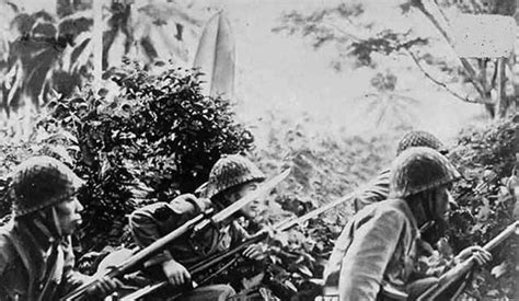 太平洋战争旧照：美军在折钵山顶插上国旗，竟用推土机埋日军尸体