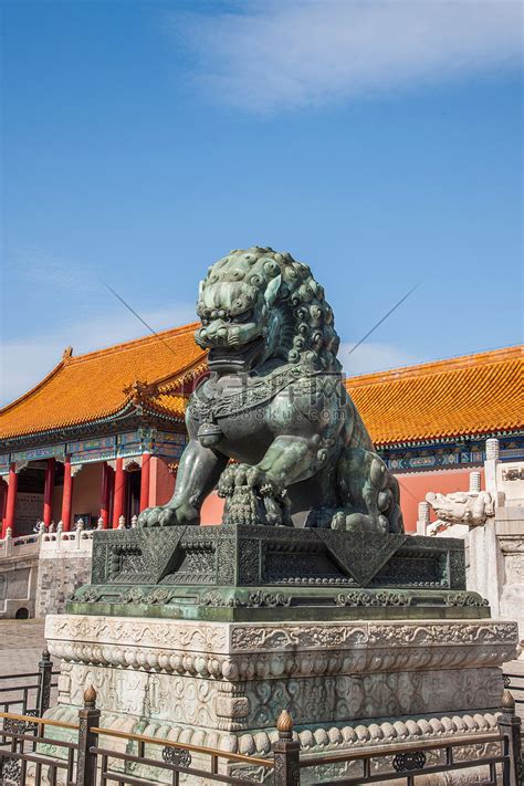 北京故宫博物馆太和殿门前的铜狮子一对高清摄影大图-千库网
