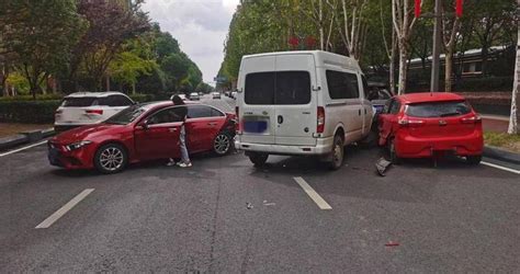 男子醉驾连撞13车后逃逸 扮围观群众当场被逮-搜狐新闻