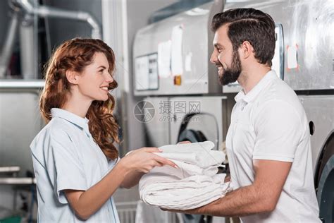 干洗经理在洗衣店一起工作高清图片下载-正版图片503392082-摄图网