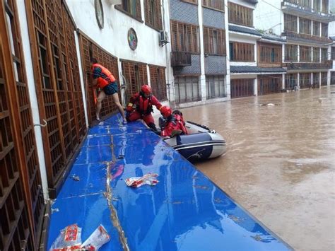 贵州遵义强降雨致木瓜镇被淹，10岁女孩被困家中获救_手机新浪网