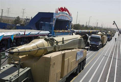 伊朗竖起一枚洲际导弹，射程一万公里，白宫紧急质问技术从哪来？__凤凰网