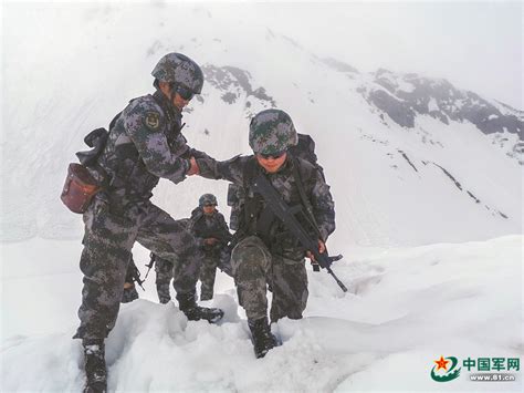 西藏山南军分区边防某团组织节前战备演练（组图）_央广网