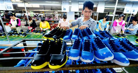 2021年中国鞋业市场供需及发展前景分析[图] 一、鞋业市场规模鞋的材料以天然纤维织物和皮革为主，近代以来化工合成材料渐多。按鞋的结构可分面料（鞋帮料）、里料、底料、辅... - 雪球