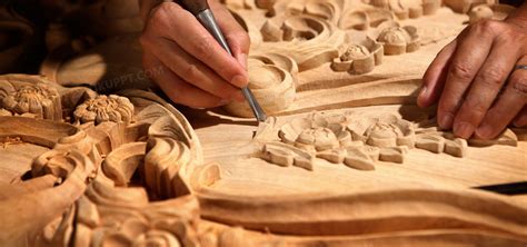工匠正在木架上雕刻塑艺术高清图片下载-正版图片503421498-摄图网